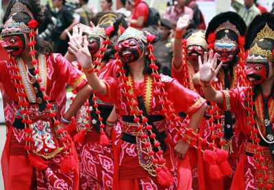 Abiti tradizionali per la festa nazionale indonesiana