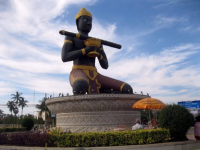 Re nero Battambang La colossale statua del re Dambang Krenhung, che avrebbe dato il nome alla città