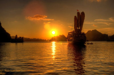 Infuocato tramonto dall'isola di Cat Ba