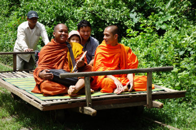 Lorry Battambang I lorry costituiscono un modo divertente per interagire con la gente del posto