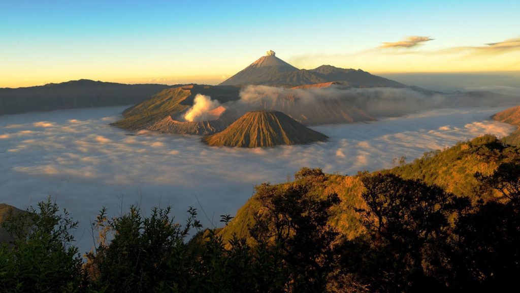 Parco nazionale di bromo indonesia Una delle attrazioni principali in indonesia è rappresentata dal Parco Nazionale di Bromo-Tengger- Semeru
