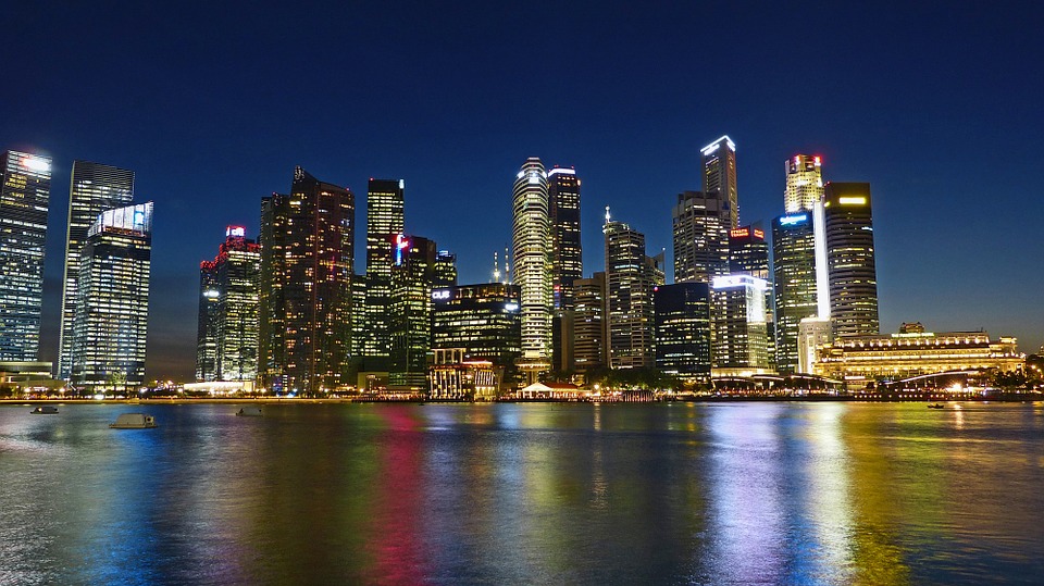 Viaggio a singapore skyline notturno di un viaggio a singapore