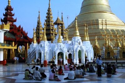 shwedagon paya yangon myanmar stupa shwedagon paya yangon myanmar