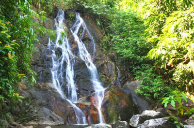 cascata nel parco nazionale di khao sok in thailandia cascata a nove livelli nel parco nazionale di khao sok in thailandia